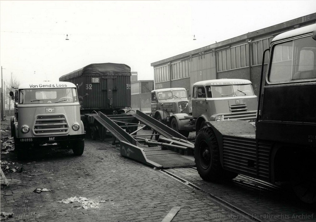 empl-Rotterdam Wilhelminakade plaatsen van opleggers op spoorwagens Kangourou-vervoer 05-03-1963 168014.jpg